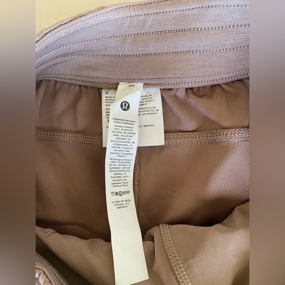 Lululemon Softstreme High-Rise Short 4" NWT Size4 - Picture 9 of 12